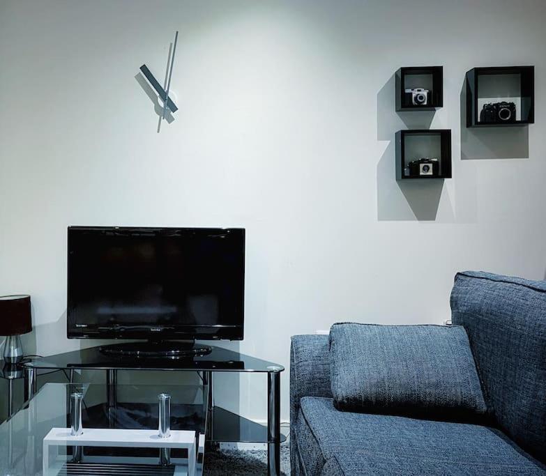 Two Bedroom Luxury With Film Style Apartment *