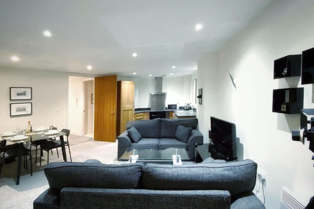 Apartment Two Bedroom Luxury With Film Style
