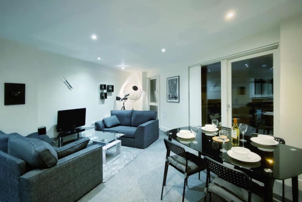 Apartment Two Bedroom Luxury With Film Style