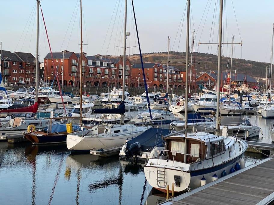 Apartment Two Bedroom Luxury With Film Style Swansea