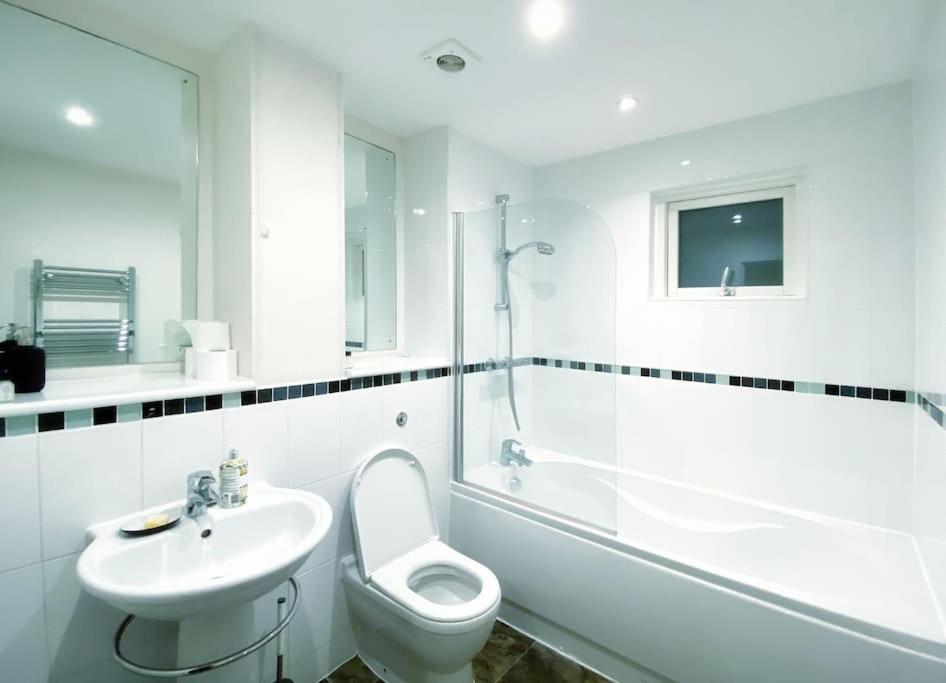 Apartment Two Bedroom Luxury With Film Style Swansea