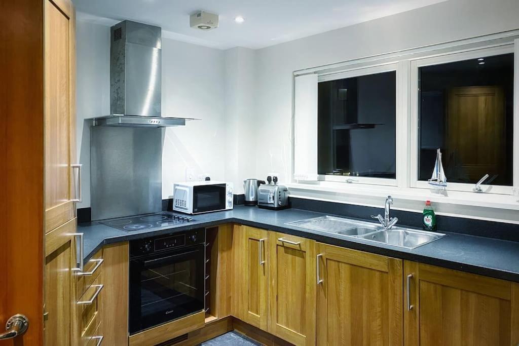 Two Bedroom Luxury With Film Style Apartment *